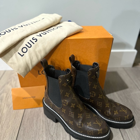 100% Authentic. The LV Beaubourg ankle boot in patent Monogram canvas - Picture 10 of 13